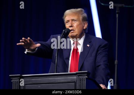 DETROIT, MICHIGAN, États-Unis - 15 juin 2024 - L'ancien président des États-Unis, Donald Trump, s'entretient avec les participants à la Convention du peuple à Hunt Banque D'Images