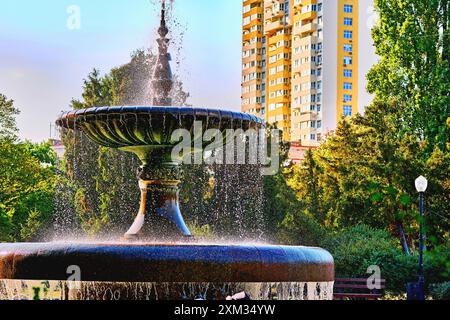 structure ornementale dans une piscine ou un lac à partir de laquelle un ou plusieurs jets d'eau sont pompés dans l'air Banque D'Images