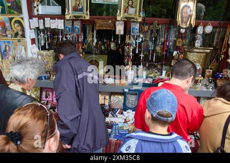 Souvenirs religieux en vente au monastère de Curtea de Arges, Roumanie Banque D'Images