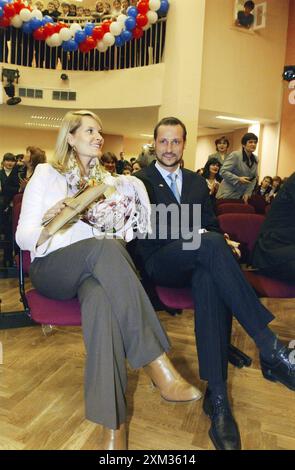 30-10-2003 Mosca Archivio Storico Olycom/LaPresse Haakon Magnus di Norvegia (Oslo, 20 luglio 1973) è il secondogenito e l'unico figlio maschio di re Harald V di Norvegia e della regina Sonja. Nella Foto : principe Haakon Magnus di Norvegia e sua moglie principessa mette Marit durante la visita alla scuola russo-norvegese di Mosca dans la photo : Prince Haakon Magnus de Norvège et son épouse la princesse mette Marit lors de la visite à l'école russo-norvégienne de Moscou Banque D'Images