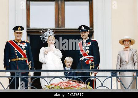 17-04-2004 Oslo Archivio Storico Olycom/LaPresse Haakon Magnus di Norvegia (Oslo, 20 luglio 1973) è il secondogenito e l'unico figlio maschio di re Harald V di Norvegia e della regina Sonja. Nella Foto : Re Harald, Regina Sonja, principe Haakon Magnus di Norvegia e sua moglie principessa mette Marit con la principessa Ingrid Alessandra di Norvegia e Marius Borg sul Baltique il giorno della presentazione della principessa Ingrid al pubblico dans la photo : le roi Harald, la reine Sonja, le prince Haakon Magnus de Norvège et son épouse la princesse mette Marit avec la princesse Ingrid Alexandra de Norvège et Marius Banque D'Images