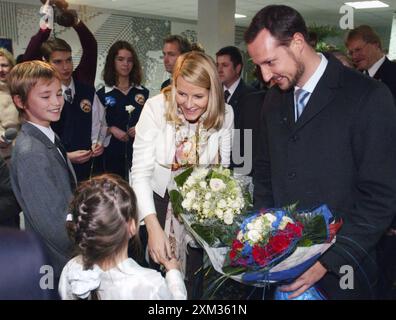 30-10-2003 Mosca Archivio Storico Olycom/LaPresse Haakon Magnus di Norvegia (Oslo, 20 luglio 1973) è il secondogenito e l'unico figlio maschio di re Harald V di Norvegia e della regina Sonja. Nella Foto : principe Haakon Magnus di Norvegia e sua moglie principessa mette Marit durante la visita alla scuola russo-norvegese di Mosca dans la photo : Prince Haakon Magnus de Norvège et son épouse la princesse mette Marit lors de la visite à l'école russo-norvégienne de Moscou Banque D'Images