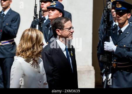 Rome, Italie. 25 juillet 2024. Le président israélien Isaac Herzog rencontre le premier ministre italien Giorgia Meloni avant leur rencontre au Palazzo Chigi à Rome. Crédit : SOPA images Limited/Alamy Live News Banque D'Images