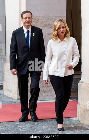 Rome, Italie. 25 juillet 2024. Le président israélien Isaac Herzog rencontre le premier ministre italien Giorgia Meloni avant leur rencontre au Palazzo Chigi à Rome. Crédit : SOPA images Limited/Alamy Live News Banque D'Images