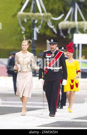 22-05-2004 Madrid Archivio Storico Olycom/LaPresse Haakon Magnus di Norvegia (Oslo, 20 luglio 1973) è il secondogenito e l'unico figlio maschio di re Harald V di Norvegia e della regina Sonja. Nella Foto : principe Haakon Magnus di Norvegia e sua moglie principessa mette Marit durante nozze di Letizia Ortiz e dal principe delle Asturie Felipe di Spagna dans la photo:Prince Haakon Magnus de Norvège et son épouse la Princesse mette Marit lors du mariage de Letizia Ortiz et Prince des Asturies Felipe d'Espagne Banque D'Images