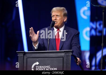 DETROIT, MICHIGAN, États-Unis - 15 juin 2024 - L'ancien président des États-Unis, Donald Trump, s'entretient avec les participants à la Convention du peuple à Hunt Banque D'Images