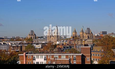 Londres, Royaume-Uni - 19 novembre 2013 : Musée d'histoire naturelle à South Kensington Londres Sunny Cityscape Rooftop View. Banque D'Images