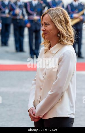 Rome, Italie - 25 juillet 2024 la première ministre italienne Giorgia Meloni attend l'arrivée du président israélien Isaac Herzog avant leur rencontre au Palazzo Chigi à Rome. (Photo de Stefano Costantino / SOPA images/SIPA USA) Banque D'Images