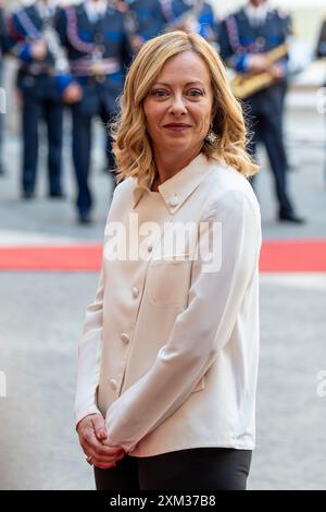 Rome, Italie - 25 juillet 2024 la première ministre italienne Giorgia Meloni attend l'arrivée du président israélien Isaac Herzog avant leur rencontre au Palazzo Chigi à Rome. (Photo de Stefano Costantino / SOPA images/SIPA USA) Banque D'Images