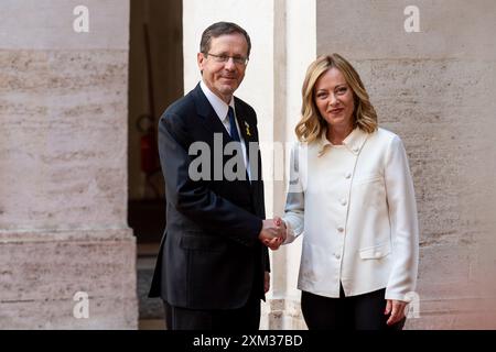 Rome, Italie - 25 juillet 2024 le premier ministre italien Giorgia Meloni et le président israélien Isaac Herzog se serrent la main avant leur rencontre au Palazzo Chigi à Rome. (Photo de Stefano Costantino / SOPA images/SIPA USA) Banque D'Images