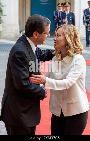 Rome, Italie - 25 juillet 2024 le premier ministre italien Giorgia Meloni et le président israélien Isaac Herzog saluent avant leur rencontre au Palazzo Chigi à Rome. (Photo de Stefano Costantino / SOPA images/SIPA USA) Banque D'Images