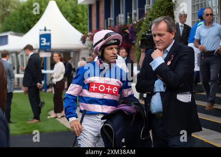 Windsor, Berkshire, Royaume-Uni. 22 juillet 2024. Horse Houstonn monté par le jockey Pat Dobbs remporte le Download the Racing App 43 Now Maiden Stakes (Class 5) (Div II) (GBB Race) au Royal Windsor Racecourse à Windsor, Berkshire. Propriétaire Mme Johnny de la Hey, entraîneur Richard Hannon, Marlborough, éleveur Sun Kingdom Pty Ltd, commanditaire Tote. Crédit : Maureen McLean/Alamy Banque D'Images