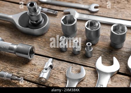 Différents outils de mécanicien automatique sur la table en bois Banque D'Images