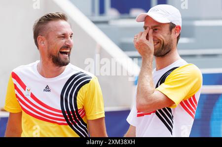 Paris, France. 25 juillet 2024. L’entraîneur belge Ruben Bemelmans et le joueur de tennis belge Sander Gille photographiés lors d’une séance d’entraînement des joueurs de tennis, dans le cadre des préparatifs des Jeux Olympiques de Paris 2024, jeudi 25 juillet 2024 à Paris, France. Les Jeux olympiques d'été de 2024 se déroulent à Paris du 26 juillet au 11 août. La délégation belge compte 165 athlètes dans 21 sports. BELGA PHOTO BENOIT DOPPAGNE crédit : Belga News Agency/Alamy Live News Banque D'Images