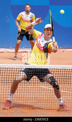 Paris, France. 25 juillet 2024. L’entraîneur belge Ruben Bemelmans et le joueur de tennis belge Joran Vliegen photographiés en action lors d’une séance d’entraînement de joueurs de tennis, dans le cadre des préparatifs des Jeux Olympiques de Paris 2024, jeudi 25 juillet 2024 à Paris, France. Les Jeux olympiques d'été de 2024 se déroulent à Paris du 26 juillet au 11 août. La délégation belge compte 165 athlètes dans 21 sports. BELGA PHOTO BENOIT DOPPAGNE crédit : Belga News Agency/Alamy Live News Banque D'Images