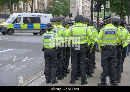 Londres, Royaume-Uni. Des agents de la police métropolitaine à Whitehall, près de Downing Street, se préparent à d'éventuels troubles lors d'une marche de protestation. Juillet 2024 Banque D'Images