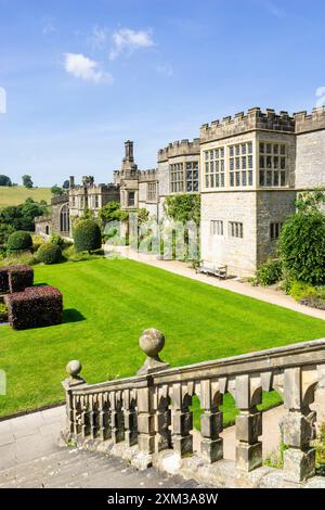 Haddon Hall Derbyshire - escalier en pierre menant à la terrasse arrière de la fontaine dans les jardins de Haddon Hall près de Bakewell Derbyshire Angleterre GB Europe Banque D'Images