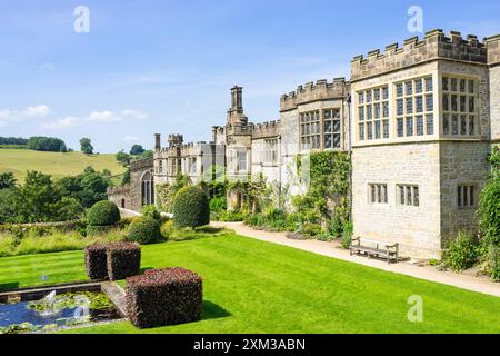 Haddon Hall Derbyshire - vue arrière des jardins élisabéthains et des murs crénelés de Haddon Hall près de Bakewell Derbyshire Angleterre GB Europe Banque D'Images