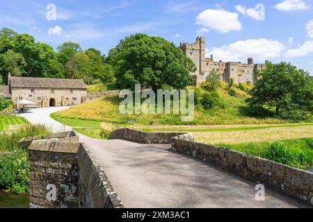 Haddon Hall Derbyshire - allée sur un pont à Haddon Hall un manoir Tudor près de Bakewell Derbyshire Peak District Angleterre Royaume-Uni GB Europe Banque D'Images