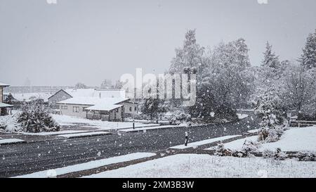 Neige d'hiver le long de la rue principale du logement au lac Tekapo, Nouvelle-Zélande Banque D'Images