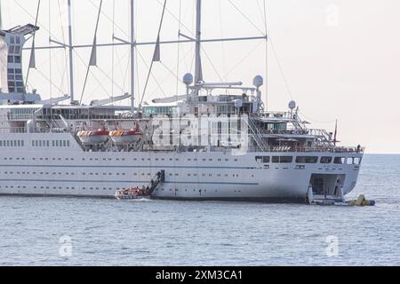 Monte Carlo, Monaco. 24 juillet 2024 : le BATEAU À VOILE À cinq mâts (Windstar Cruises), l'un des plus grands voiliers du monde, ancre devant Port Hercules. Le navire jumeau du French CLUB MED 2, précédemment connu sous le nom DE CLUB MED 1, déploie un port de plaisance nautique à la poupe, une plate-forme de sports nautiques pour le divertissement des passagers (paddle, kayak, plongée en apnée, natation, ski nautique, planche à voile). Depuis 2022, les autorités monégasques ont décidé de limiter la taille des navires accueillis (lignes luxe/premium), réduisant les escales dans la principauté de 165 en 2019 à 117 en 2024. Crédit : Kevin Izorce/Alamy Live News Banque D'Images