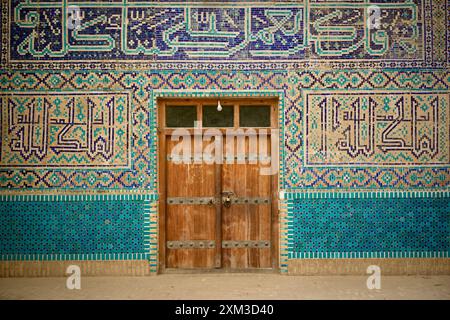 Tuiles géométriques à l'extérieur de la Mosquée verte (Masjid Sabz) à Balkh, dans le nord de l'Afghanistan. Banque D'Images