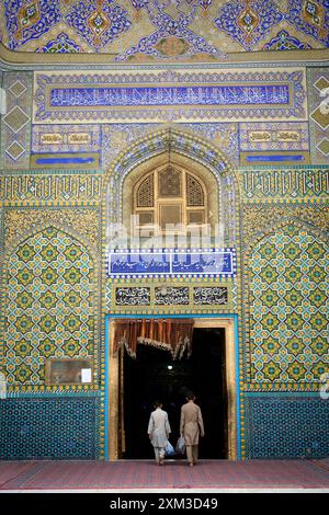 Deux garçons entrent dans le sanctuaire de Hazrat Ali, également connu sous le nom de Mosquée bleue, à Mazar-i-Sharif, dans le nord de l'Afghanistan. Banque D'Images