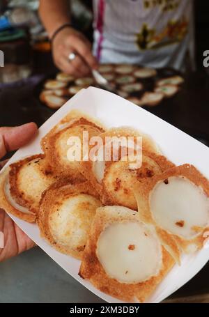 Crêpes thaïlandaises au lait de coco sucrées et parfumées appelées Kanom Krok, l'une des spécialités de rue populaires en Thaïlande Banque D'Images