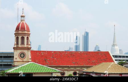 Église Santa Cruz, une église catholique romaine historique bien connue dans le quartier de Kudi Chin avec Bangkok Skyline, Thaïlande Banque D'Images