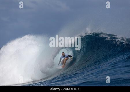 Tahiti, Polynésie française. 24 juillet 2024. Carissa Moore, des États-Unis, survole une vague lors d'une séance d'entraînement de surf avant les Jeux Olympiques de Paris 2024 à Teahupo'o, Tahiti, Polynésie française, le 24 juillet 2024. Crédit : Ed Sloane/POOL/Xinhua/Alamy Live News Banque D'Images