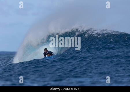 Tahiti, Polynésie française. 24 juillet 2024. Le Japonais Igarashi Kanoa chevauche une vague lors d'une séance d'entraînement de surf en prévision des Jeux Olympiques de Paris 2024 à Teahupo'o, Tahiti, Polynésie française, le 24 juillet 2024. Crédit : Ed Sloane/POOL/Xinhua/Alamy Live News Banque D'Images