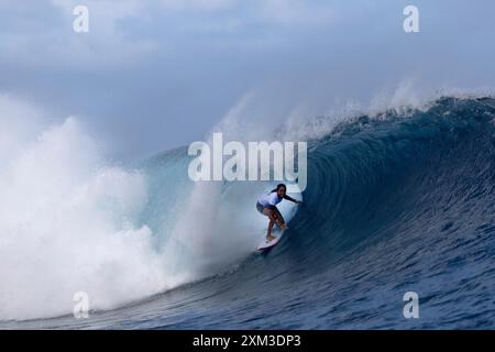 Tahiti, Polynésie française. 24 juillet 2024. La française Vahine Fierro survole une vague lors d'une séance d'entraînement de surf avant les Jeux Olympiques de Paris 2024 à Teahupo'o, Tahiti, Polynésie française, le 24 juillet 2024. Crédit : Ed Sloane/POOL/Xinhua/Alamy Live News Banque D'Images