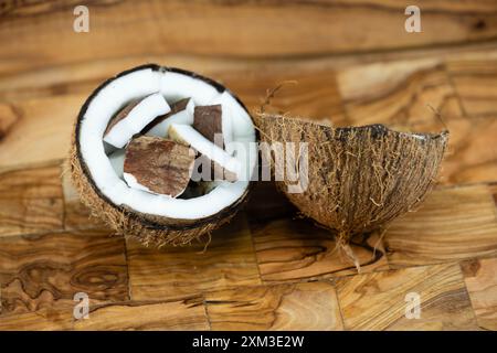 Pulpe séchée de coprah et cordes fabriquées à partir de fibres de la noix de coco Cocos nucifera Banque D'Images