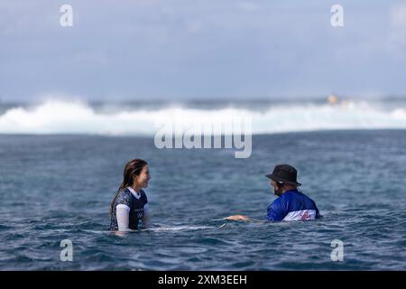 Tahiti, Polynésie française. 24 juillet 2024. Matsuda Shino (à gauche) s'entretient avec son entraîneur lors d'une séance d'entraînement de surf avant les Jeux Olympiques de Paris 2024 à Teahupo'o, Tahiti, Polynésie française, le 24 juillet 2024. Crédit : Ed Sloane/POOL/Xinhua/Alamy Live News Banque D'Images
