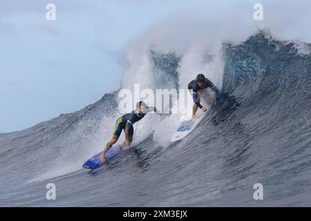 Tahiti, Polynésie française. 24 juillet 2024. Anat Lelior (d) d'Israël s'arrête sur Gabriel Medina du Brésil lors d'une séance d'entraînement de surf en prévision des Jeux Olympiques de Paris 2024 à Teahupo'o, Tahiti, Polynésie française, le 24 juillet 2024. Crédit : Ed Sloane/POOL/Xinhua/Alamy Live News Banque D'Images