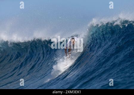 Tahiti, Polynésie française. 24 juillet 2024. Ramzi Boukhiam, marocain, survole une vague lors d'une séance d'entraînement de surf en prévision des Jeux Olympiques de Paris 2024 à Teahupo'o, Tahiti, Polynésie française, le 24 juillet 2024. Crédit : Ed Sloane/POOL/Xinhua/Alamy Live News Banque D'Images