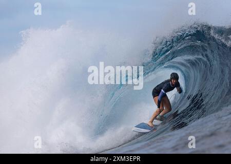 Tahiti, Polynésie française. 24 juillet 2024. Anat Lelior, israélien, survole une vague lors d'une séance d'entraînement de surf avant les Jeux Olympiques de Paris 2024 à Teahupo'o, Tahiti, Polynésie française, le 24 juillet 2024. Crédit : Ed Sloane/POOL/Xinhua/Alamy Live News Banque D'Images