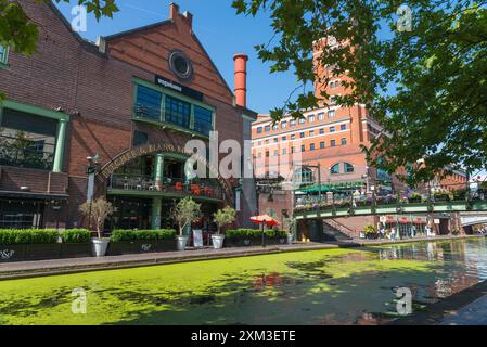 Canal traversant Brindley place dans le centre-ville de Birmingham, Royaume-Uni Banque D'Images