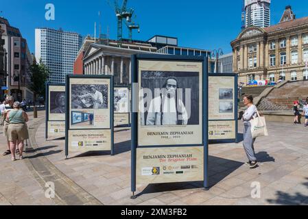 Exposition à Victoria Square, au centre-ville de Birmingham célébrant la vie du poète local Benjamin Zephaniah décédé en 2024 Banque D'Images