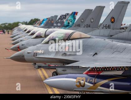 Forces de l'OTAN F-16 affichage statique, pendant, le Royal International Air Tattoo 2024 à la RAF Fairford, Cirencester, Royaume-Uni, le 20 juillet 2024 Banque D'Images