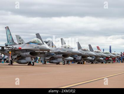 Forces de l'OTAN F-16 affichage statique, pendant, le Royal International Air Tattoo 2024 à la RAF Fairford, Cirencester, Royaume-Uni, le 20 juillet 2024 Banque D'Images