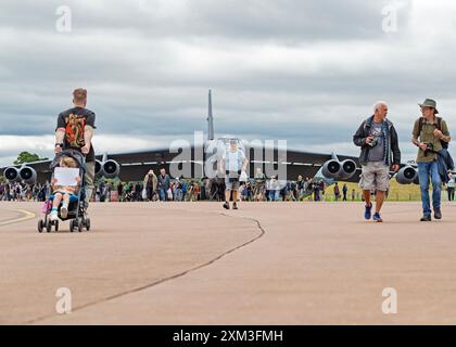 Spectateurs, pendant le Royal International Air Tattoo 2024 à la RAF Fairford, Cirencester, Royaume-Uni, 20 juillet 2024 Banque D'Images