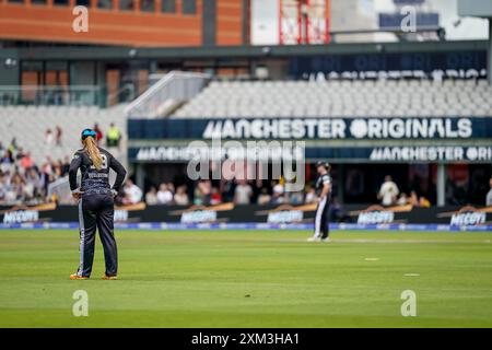 Old Trafford, Machester Royaume-Uni. Jeudi 25 juillet 2024. The Hundred : Manchester Originals Women vs Welsh Fire Women à Emirates Old Trafford. Sophie Ecclestone avec Manchester Originals signe derrière elle dans le stade. Crédit James Giblin/Alamy Live News. Banque D'Images