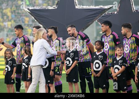 Columbus, Ohio, États-Unis. 24 juillet 2024. Dee Haslam de Columbus Crew Ownership serre la main aux joueurs avant le match des étoiles de la MLS entre la MLS et la Liga MX à Lower.com Field. Crédit : Kindell Buchanan/Alamy Live News Banque D'Images