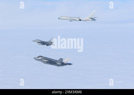 États-Unis. 24 juillet 2024. Deux CF-18 Hornet, deux F-35 Lighting II et deux F-16 Fighting Falcons du NORAD ont identifié et intercepté deux tu-95 russes et deux H-6 de la Force aérienne de l'Armée de libération du peuple (PLAAF) opérant dans la zone d'identification de la défense aérienne de l'Alaska (ADIZ) le mercredi 24 juillet 2024. Photo via NORAD/UPI crédit : UPI/Alamy Live News Banque D'Images