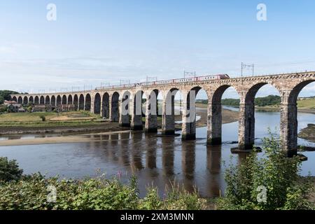 Train de ski de fond traversant le Royal Border Bridge, Berwick upon Tweed, Angleterre, Royaume-Uni Banque D'Images