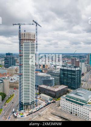 Birmingham, Royaume-Uni. 24 juillet 2024. L'Octagon, un gratte-ciel de 155 mètres, en construction à Birmingham, devrait être le 9ème plus haut bâtiment du Royaume-Uni. Crédit : Thomas Faull/Alamy Live News Banque D'Images