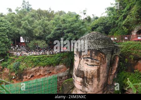 Leshan, Chine. 25 juillet 2024. Les touristes visitent le lieu pittoresque du Bouddha géant de Leshan à Leshan, en Chine, le 25 juillet 2024. (Photo de Costfoto/NurPhoto) crédit : NurPhoto SRL/Alamy Live News Banque D'Images