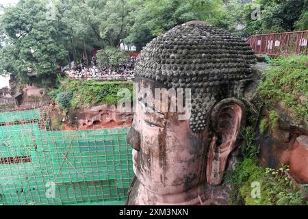 Leshan, Chine. 25 juillet 2024. Les touristes visitent le lieu pittoresque du Bouddha géant de Leshan à Leshan, en Chine, le 25 juillet 2024. (Photo de Costfoto/NurPhoto) crédit : NurPhoto SRL/Alamy Live News Banque D'Images