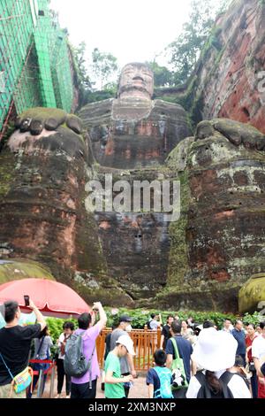 Leshan, Chine. 25 juillet 2024. Les touristes visitent le lieu pittoresque du Bouddha géant de Leshan à Leshan, en Chine, le 25 juillet 2024. (Photo de Costfoto/NurPhoto) crédit : NurPhoto SRL/Alamy Live News Banque D'Images